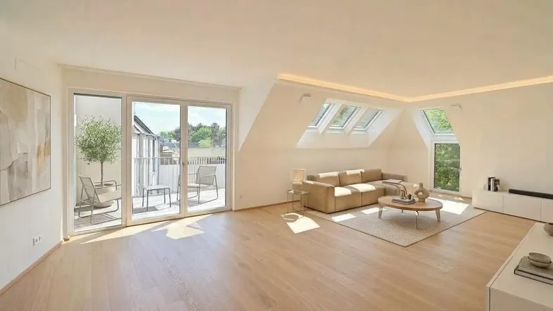 Helles Wohnzimmer mit Holzboden, Dachfenstern und Zugang zu einem sonnigen Balkon.