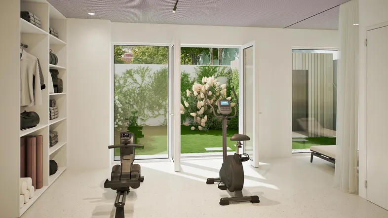 Heller Fitnessraum mit Sportgeräten, Regalen und direktem Zugang zum Gartenbereich.