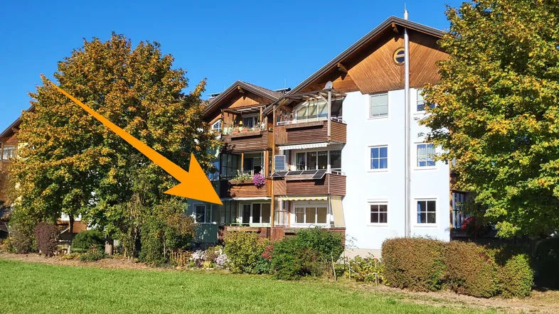 Außenfoto mit Pfeil