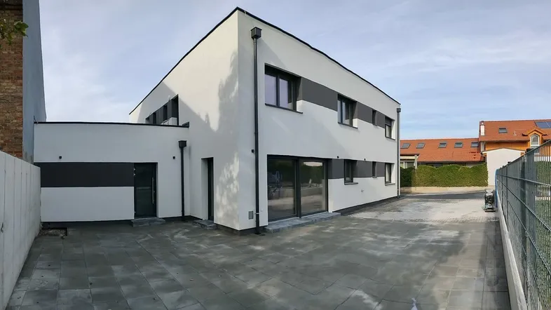 Ansicht mit Terrasse und Sellplätze