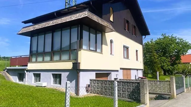 Front mit Garagentoren