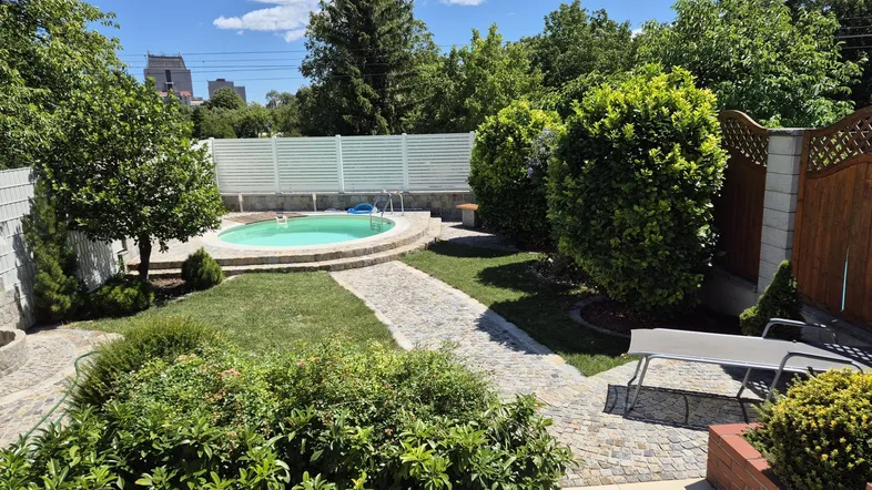 Pool und Garten
