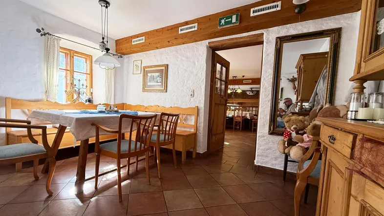 Extrastube oberhalb der Ausschank / Bar