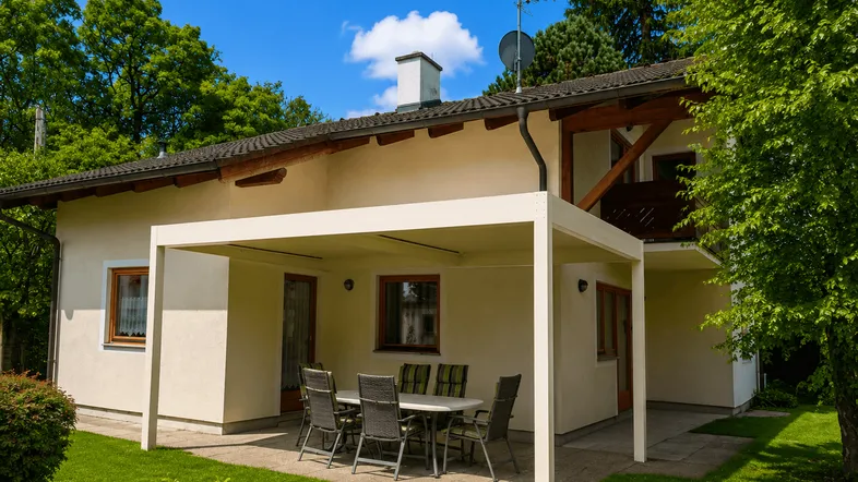 Gemütliche Terrasse mit Gartenmöbeln unter einer Pergola, ideal für entspannte Stunden im Freien.