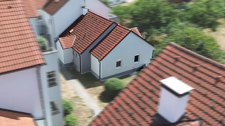 Blicke auf das Reihenhaus - Drohnenaufnahme
