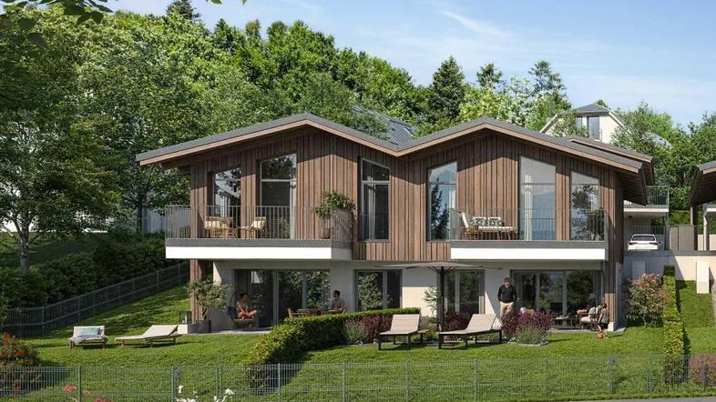 Moderne Doppelhaushälfte mit Holzfassade, großen Fenstern und Zugang zu Balkon und Garten.
