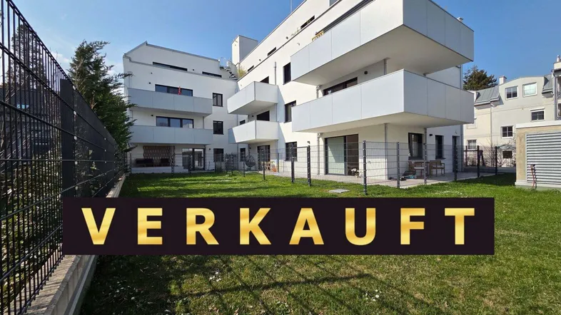 Modernes Mehrfamilienhaus mit weißer Fassade, großen Balkonen und Zugang zu privaten Gärten.