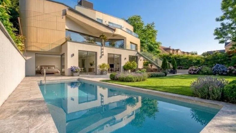 Moderne Villa mit großem Außenpool, gepflegtem Garten und sonniger Terrasse.