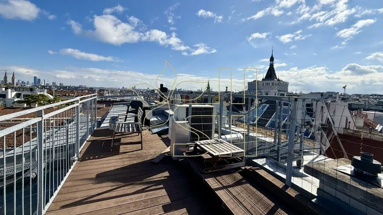 Geräumige Dachterrasse mit Holzboden, Sitzgelegenheiten und weitem Stadtblick unter blauem Himmel.