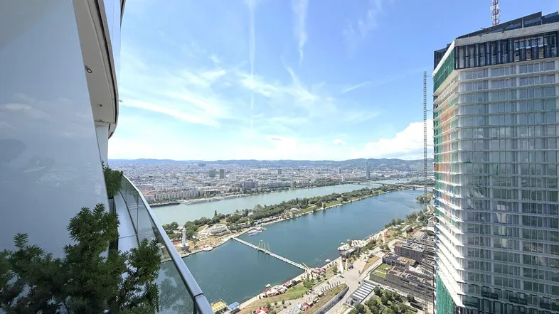 Panoramablick von einem Balkon auf die Stadt, den Fluss und die umliegende moderne Architektur.