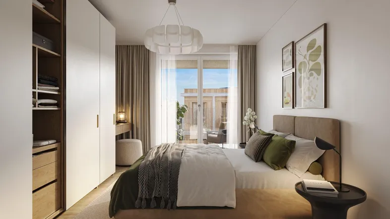 Modernes Schlafzimmer mit großem Bett, Einbauschränken und Zugang zu einem Balkon.