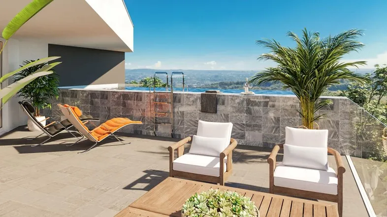 Große Terrasse mit Infinity-Pool, Liegestühlen und Sitzbereich, bietet einen weiten Blick über die Landschaft.