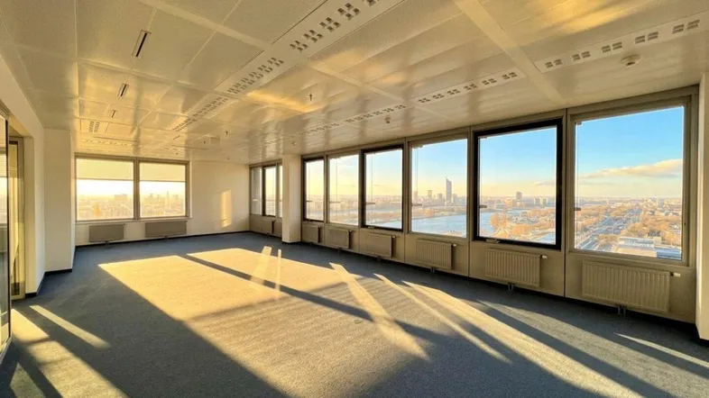 Geräumiges Büro mit Teppichboden und großen Fenstern, die viel Tageslicht und eine weite Aussicht bieten.
