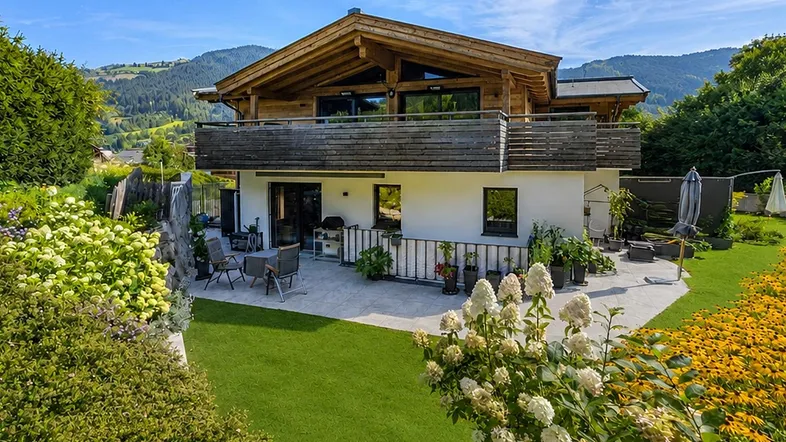Charmantes Chalet mit großer Sonnenterrasse, gepflegtem Garten und Bergblick in idyllischer Umgebung.