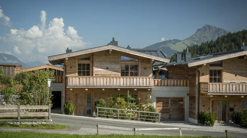 Attraktives Holzchalet mit Balkonen und Bergblick in sonniger Lage.
