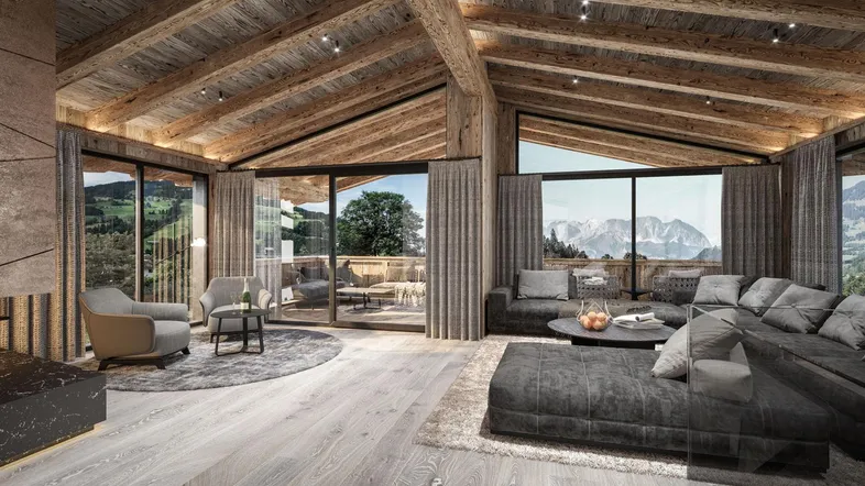 Geräumiges Wohnzimmer mit hohen Holzdecken, großen Panoramafenstern und modernem Sofa.