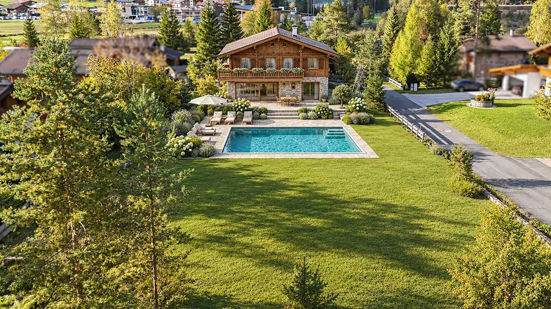 Luxuriöses Chalet mit großem Garten, privatem Pool und atemberaubendem Bergblick in idyllischer Umgebung.