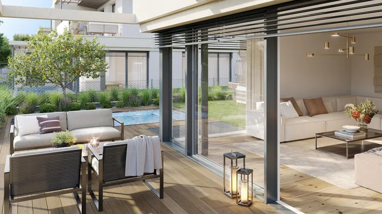 Geräumige Holzterrasse mit Lounge-Möbeln, kleinem Pool und Blick in den modernen Wohnbereich.