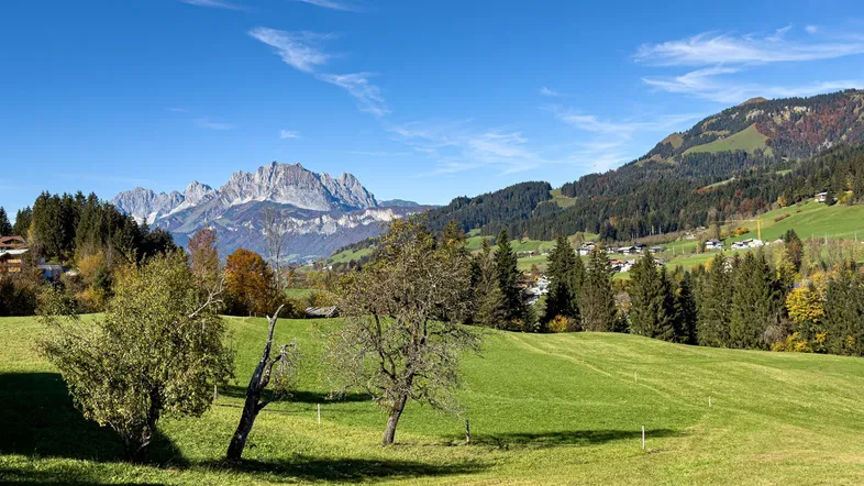 Weitläufige grüne Wiesen mit Blick auf die majestätischen Berge und umliegende Natur.