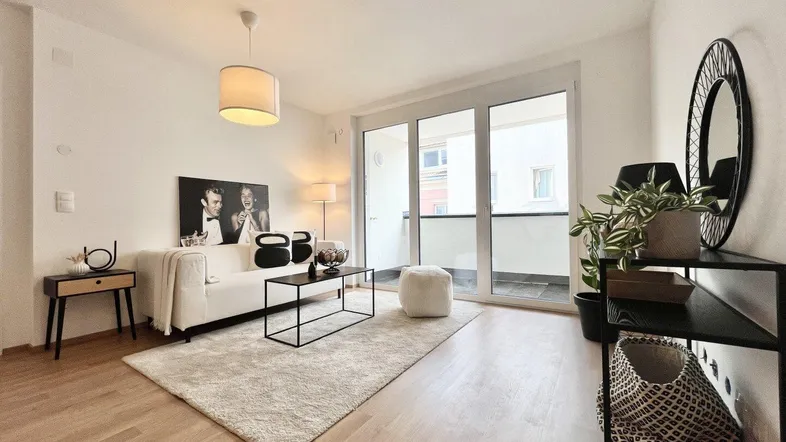 Helles Wohnzimmer mit modernem Design, Holzboden und Zugang zu einem Balkon.
