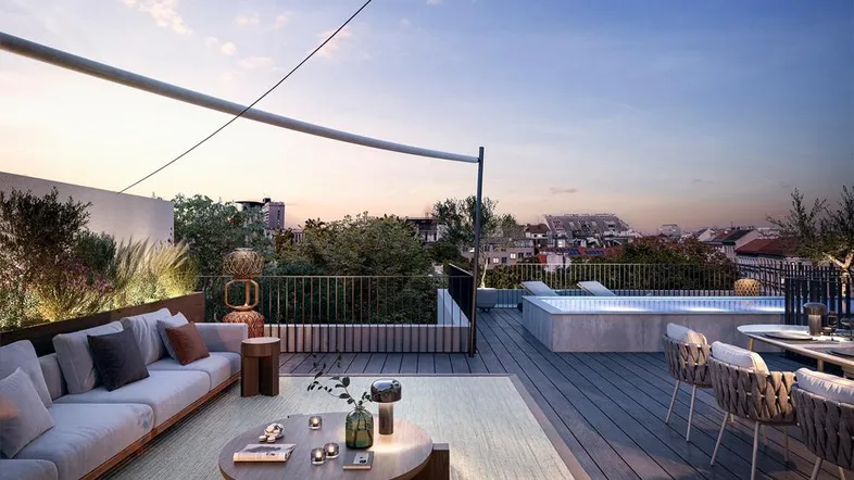 Luxuriöse Dachterrasse mit Lounge-Bereich, Essplatz und kleinem Pool, ideal für entspannte Abende mit Stadtblick.