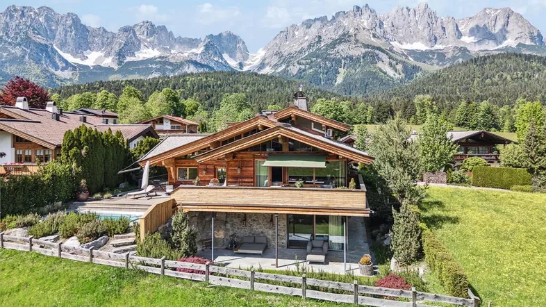 Exklusives Chalet mit Bergblick, Außenpool, Balkon und Terrasse in alpiner Umgebung.