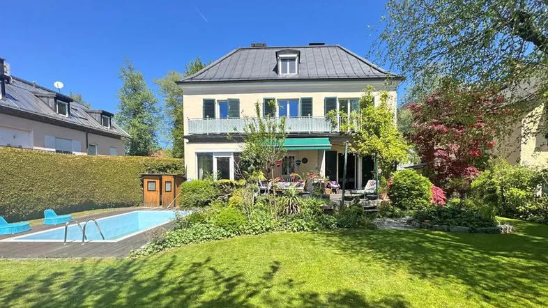 Großzügiger Gartenbereich mit privatem Pool, Liegewiese und sonniger Terrasse hinter dem Haus.