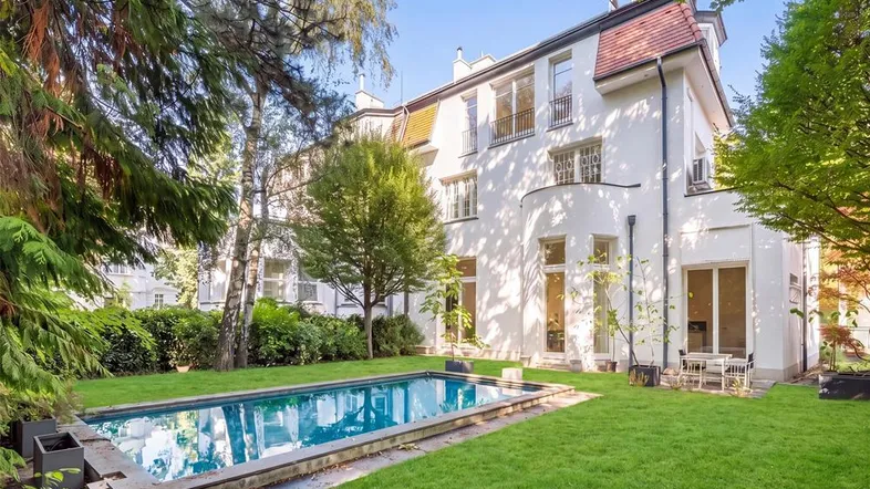 Großzügiger Gartenbereich mit privatem Swimmingpool und gepflegter Rasenfläche vor der Villa.