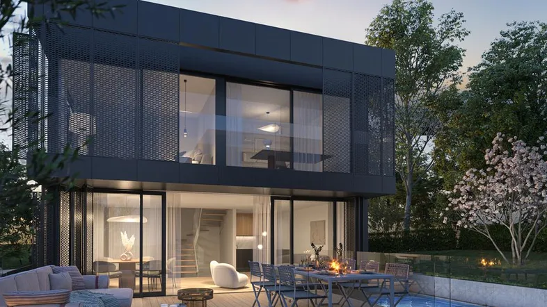 Moderne Villa mit großer Holzterrasse, Essbereich im Freien und privatem Pool.