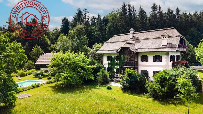 Idyllisches Landhaus mit traditioneller Architektur, großem Garten und privatem Pool, umgeben von üppiger Natur.
