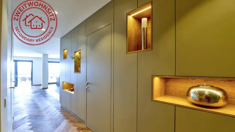 Moderner Eingangsbereich mit eleganten Einbauschränken, integrierter Beleuchtung und Fischgrätparkettboden.