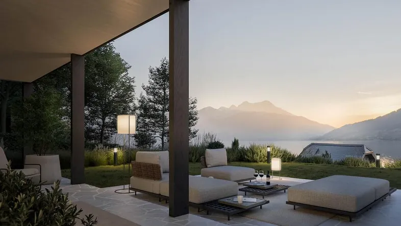 Elegante Terrasse mit modernen Loungemöbeln, Seeblick und Bergszenerie bei Sonnenuntergang.