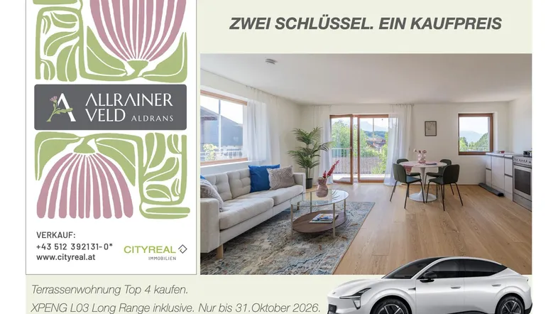 Helles Wohnzimmer mit Essbereich und offener Küche, umgeben von großen Fenstern.