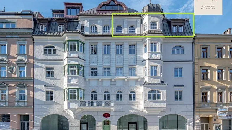 Historisches Stadthaus mit eleganter Fassade und markanten architektonischen Details, umrahmt für die obersten Etagen.