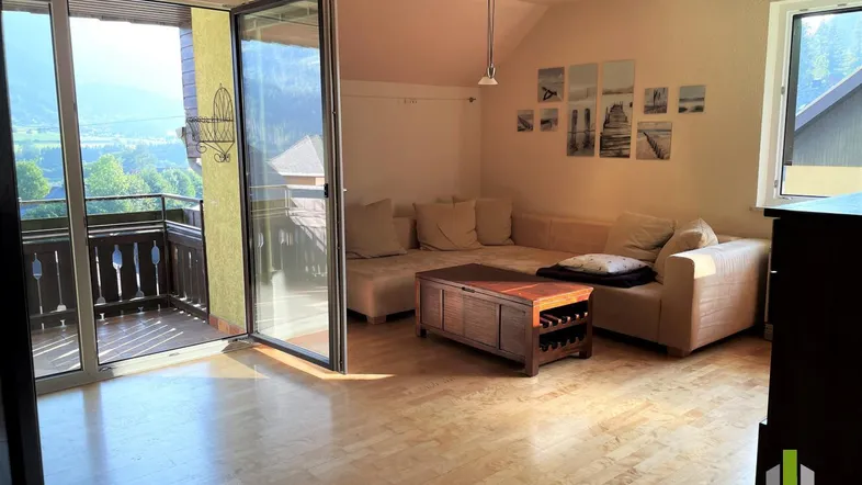 Wohnzimmer mit Zugang zum Südbalkon