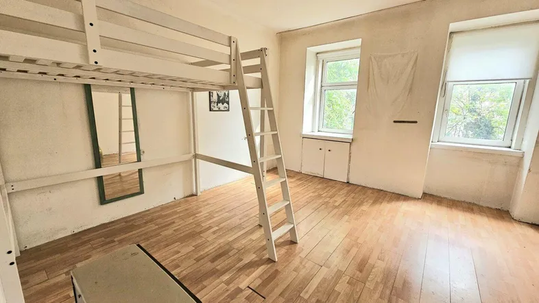 Helles Zimmer mit Holzboden und Hochbett, ideal als Schlaf- oder Kinderzimmer.