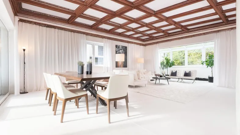 Wohnzimmer mit Holzplafon