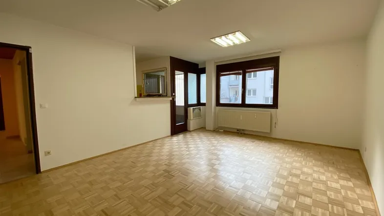 Wohnzimmer mit Loggia-Ausgang