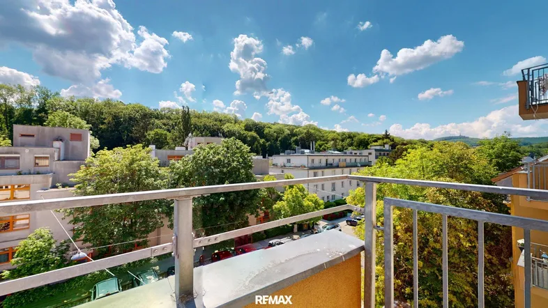 Geräumiger Balkon mit Metallgeländer bietet einen weiten Blick ins Grüne und auf die Umgebung.