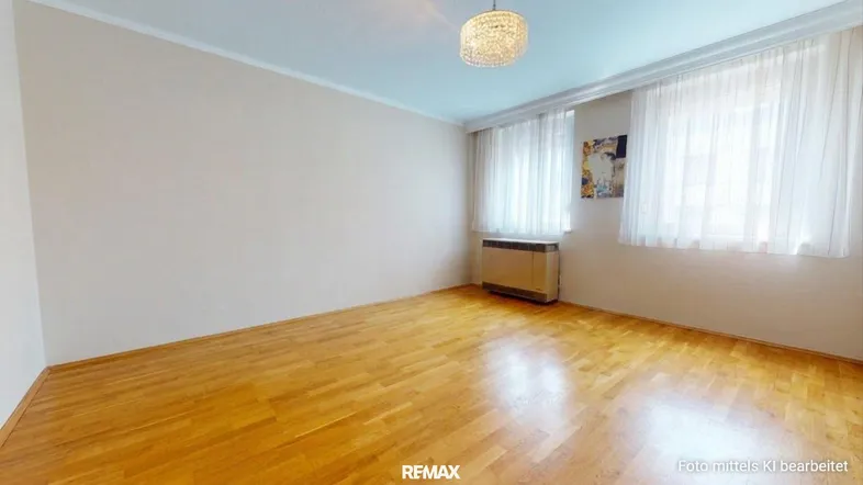 Helles, leeres Zimmer mit Parkettboden und großen Fenstern, bereit zur individuellen Gestaltung.