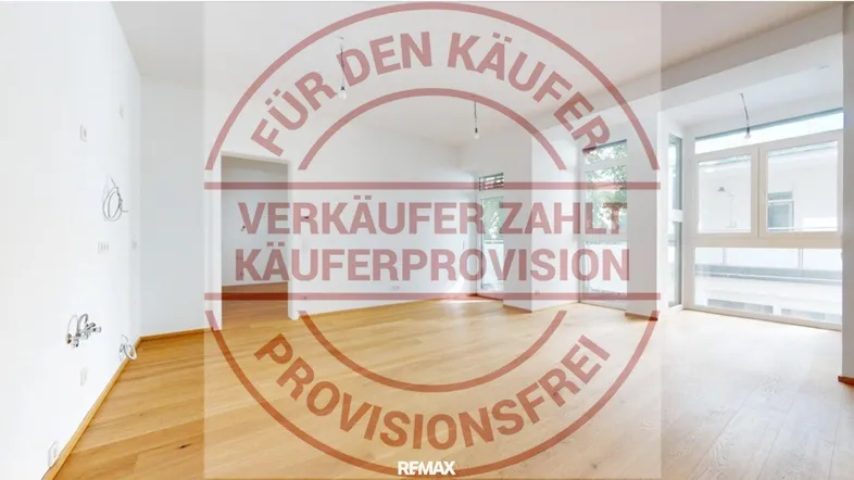 Heller, leerer Raum mit Holzboden und großen Fenstern, bereit für die individuelle Gestaltung.
