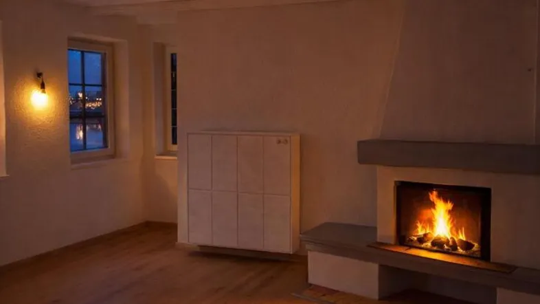 Gemütliches Wohnzimmer mit knisterndem Kaminfeuer, Holzboden und sichtbaren Deckenbalken.