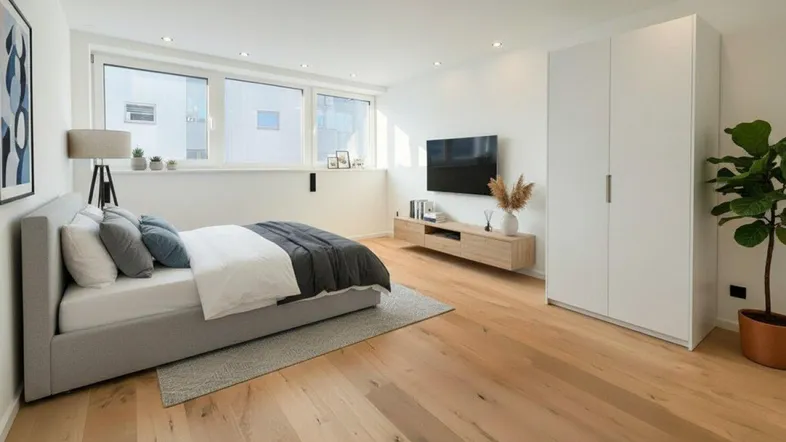 Modernes Schlafzimmer mit Holzboden, großen Fenstern und integriertem Kleiderschrank, hell und einladend.