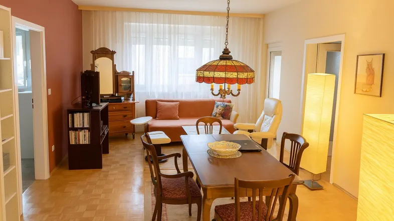 Voll möbliertes Wohnzimmer