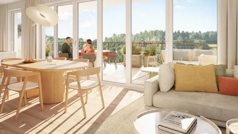 Heller Wohn- und Essbereich mit Holzboden, großen Fenstern und Zugang zu einem sonnigen Balkon mit Weitblick.