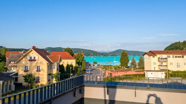 Geräumige Terrasse mit atemberaubendem Blick auf den See und die umliegende Berglandschaft.