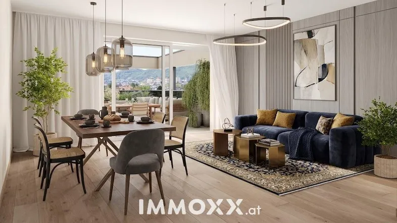 Heller, offener Wohn-Essbereich mit modernem Design, Holzboden und Zugang zur Terrasse mit Weitblick.