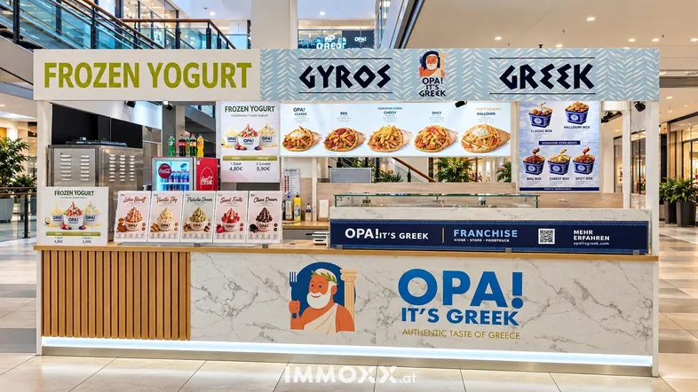 Ein moderner Frozen Yogurt und Gyros Stand in einem Einkaufszentrum mit Marmor- und Holzdetails.