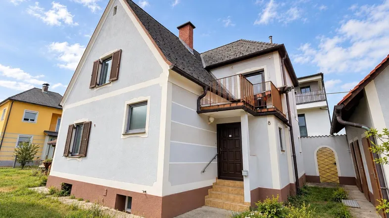 Suburbanes Haus mit Balkon und Garten