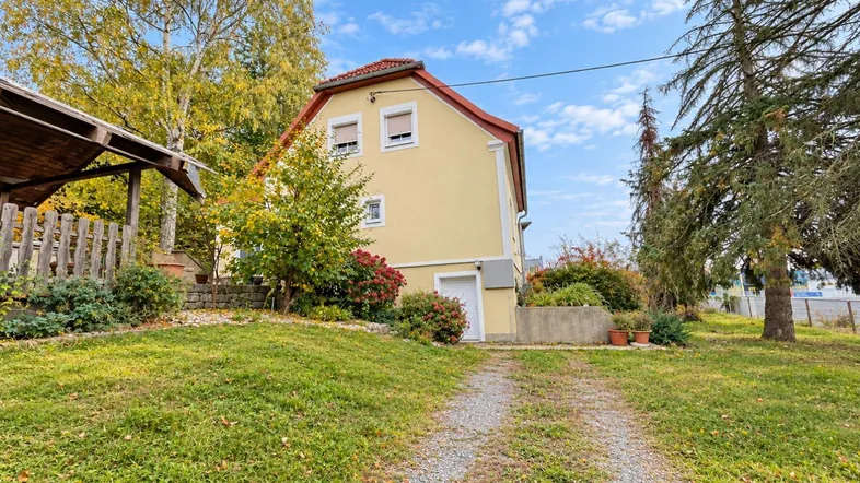 Helles Haus im herbstlichen Garten